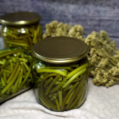 Маринованные стрелки чеснока