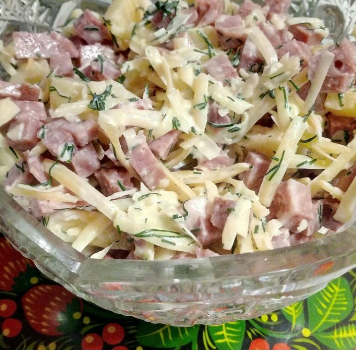 Салат «Любимый» с куриной грудкой и ананасом