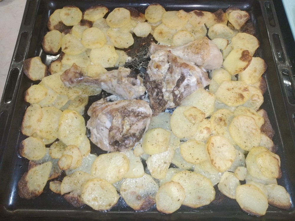 Запеченная картошка с курицей в майонезе и кетчупе в духовке