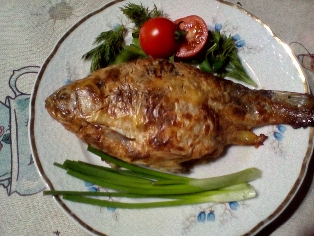 Вкусный карась в духовке со сметаной и луком