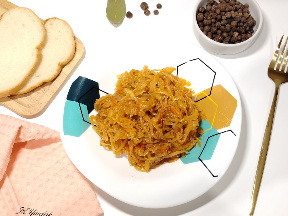 Капуста тушеная с сухим порошком из белых грибов.