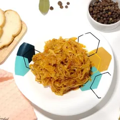 Капуста тушеная с сухим порошком из белых грибов.