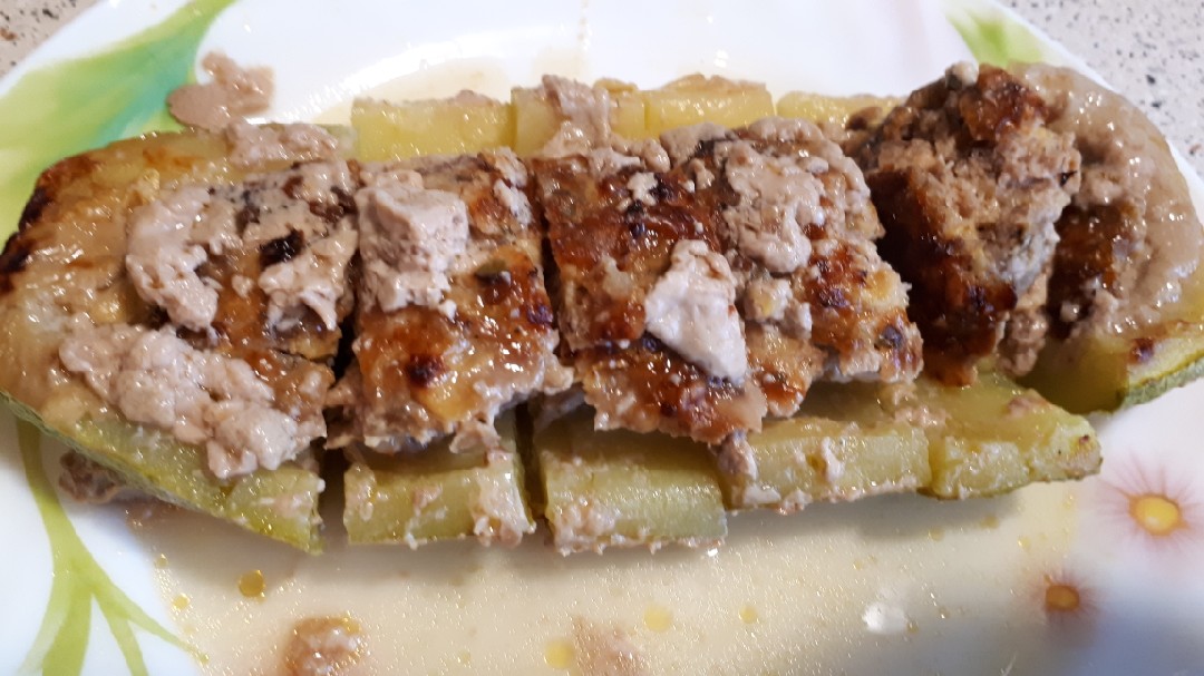 Лодочки из кабачка, запеченые с мясом и сыром