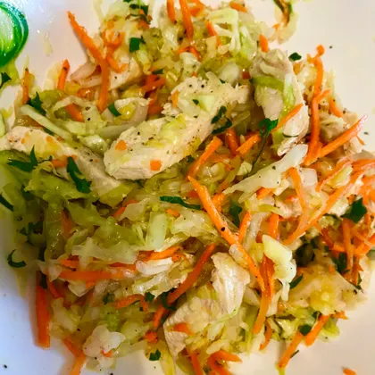 Салат из белокочанной капусты и куриной грудки