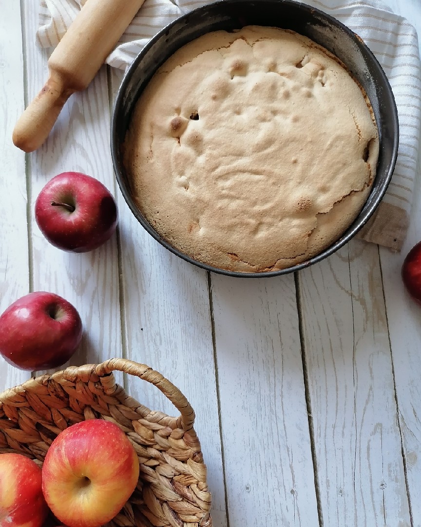 Шарлотка с меренговой корочкой