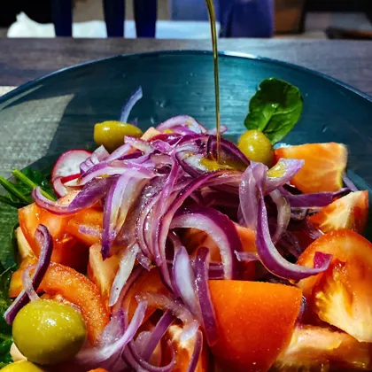 Овощной салат со шпинатом