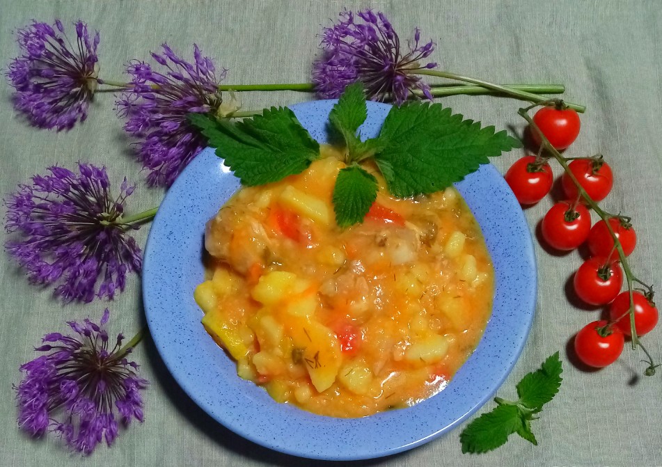 Тушёная картошка с курицей, кабачком и крапивой 🌱
