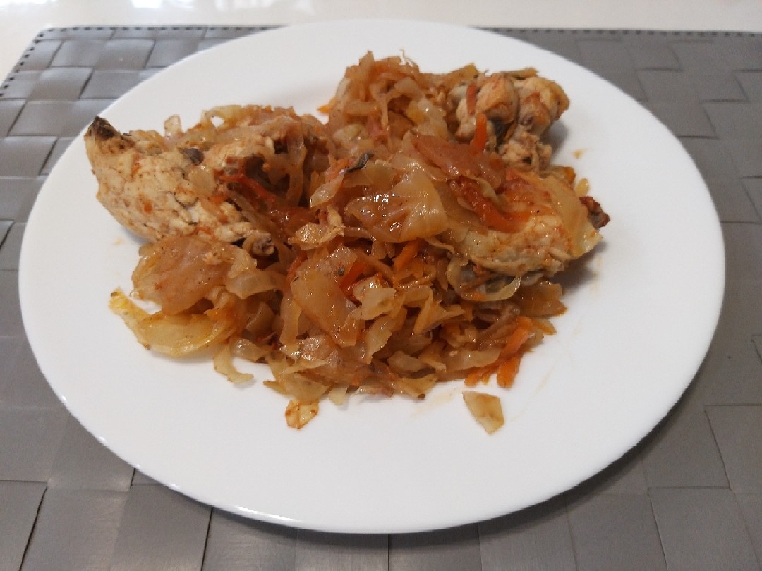 Квашеная капуста, тушенная с курицей (на сковороде) — рецепты | Дзен
