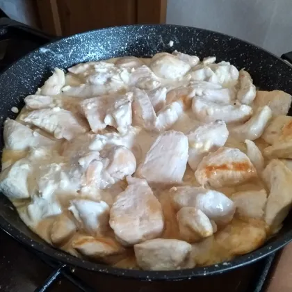 Куриное филе в сырно-сметанном соусе