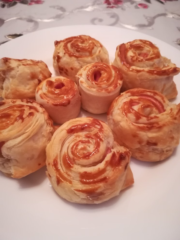 Розочки из теста с колбасой