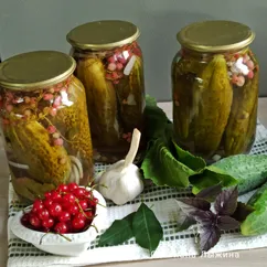 Маринованные огурцы на зиму с красной смородиной