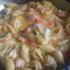 Макаронные ракушки с яйцом