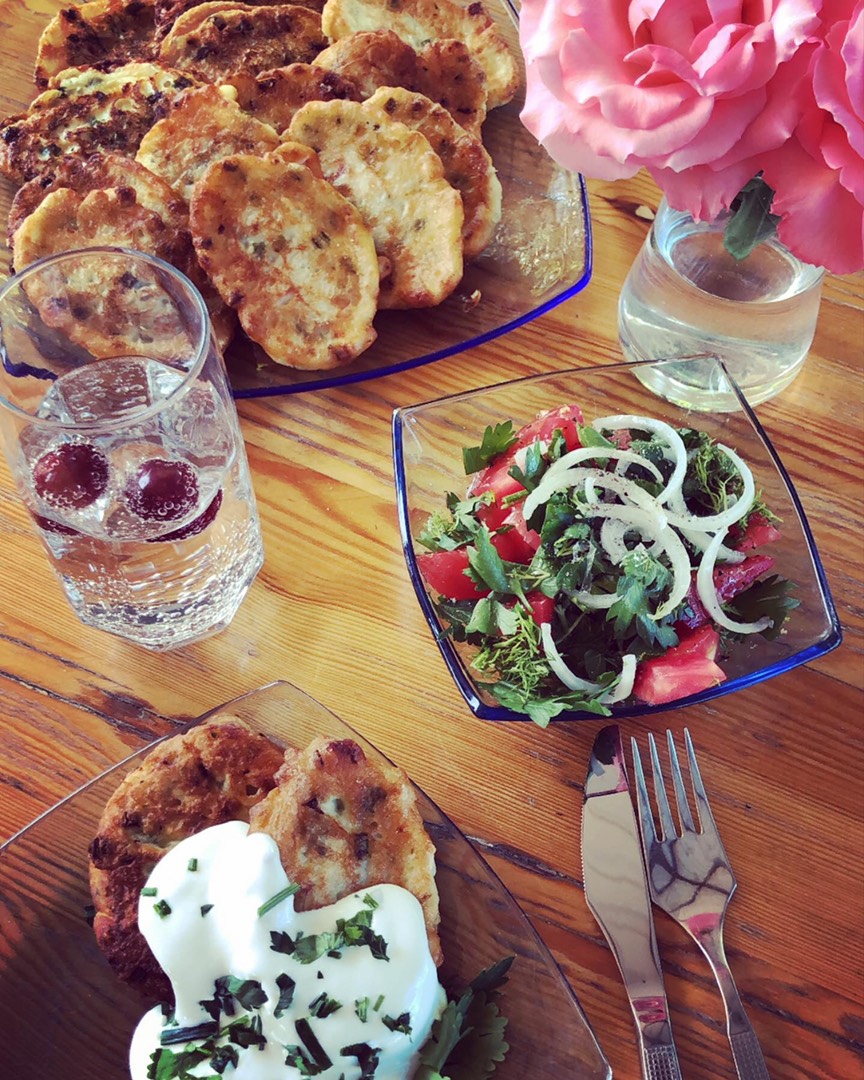 Оладьи с яйцом и зелёным луком