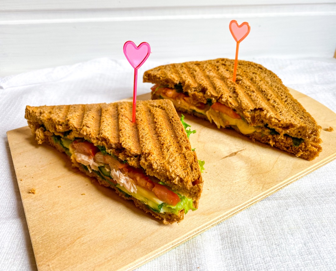 Рецепт вкусного и сытного завтрака: сэндвич с глазуньей