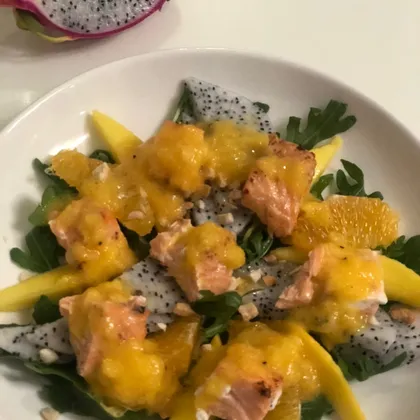 Салат из манго, апельсина и питайя с красной рыбой