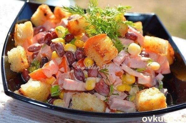 Салат с фасолью и сухариками