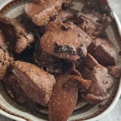 Тушеная куриная печень с луком