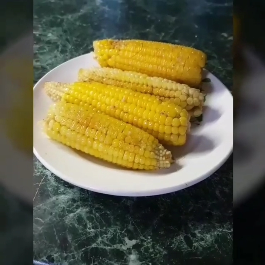 Запеченная кукуруза в сливочном масле со специями