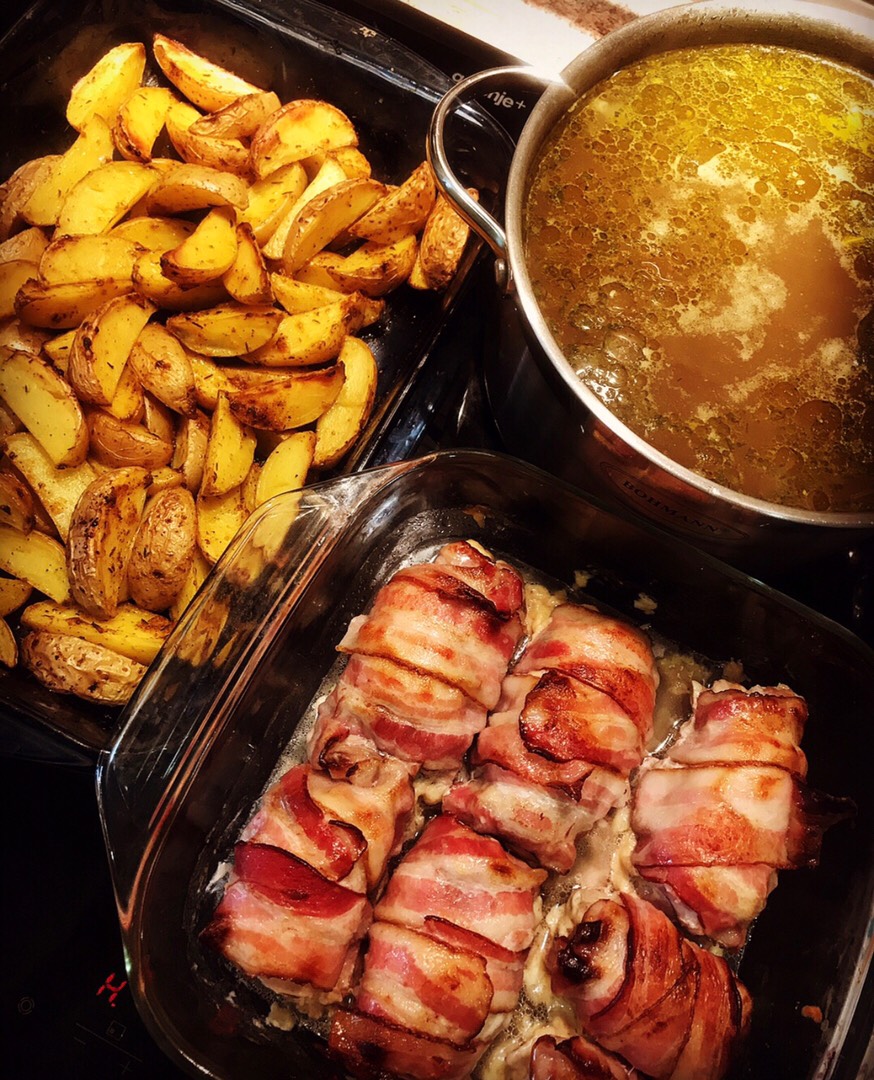 Фаршированные куриные бёдра, завёрнутые в бекон