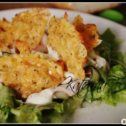 Салат с мясом краба слайсами из огурца салатом микс и чипсами из сыра