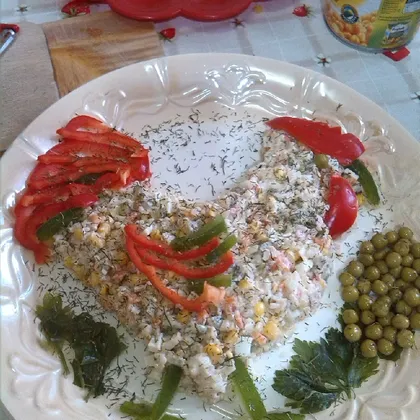 Салат с добавлением риса и крабовых палочек 'Петушок'