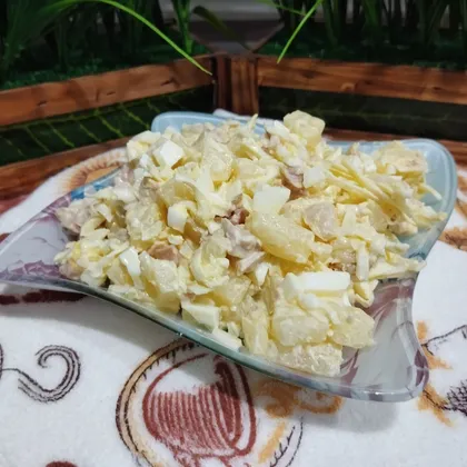 Салат с копчёной курицей и ананасами