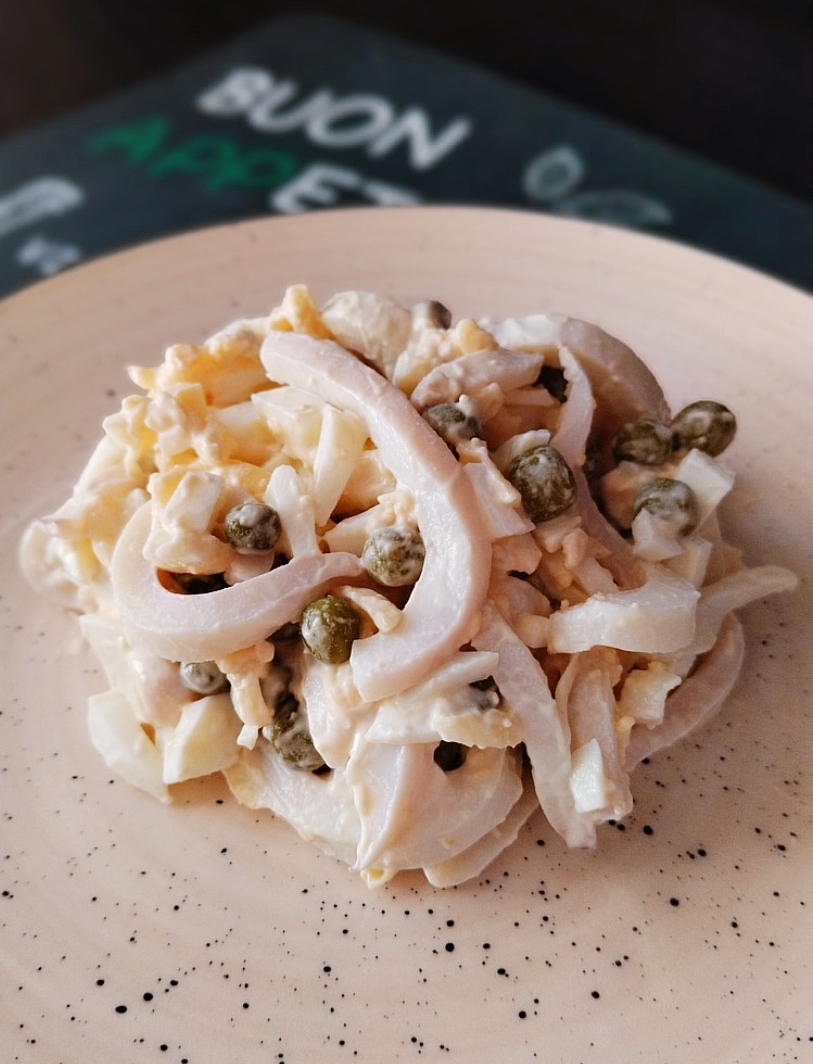 Салат из кальмаров с яйцом, сыром и зелёным горошком