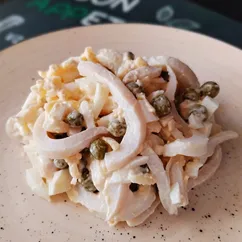 Салат из кальмаров с яйцом, сыром и зелёным горошком