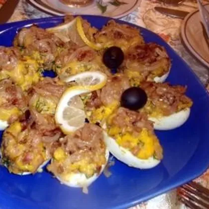 Яйца, запеченные с рокфором под белым соусом
