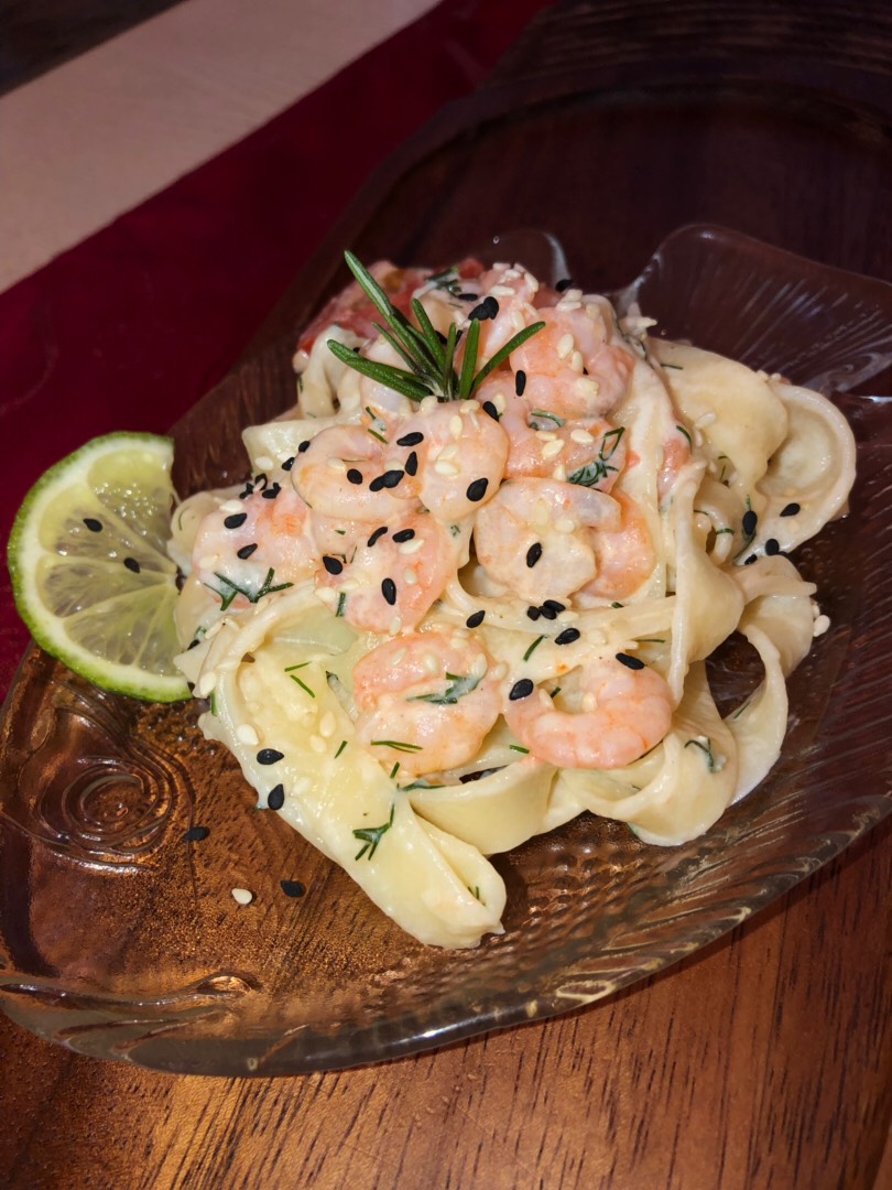 Лапша с коктейльными креветками в сливочном соусе 🍤🍜