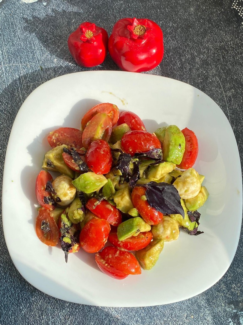 Капрезе-салат с авокадо