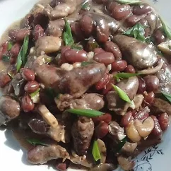 Куриные сердечки с фасолью и шампиньонами