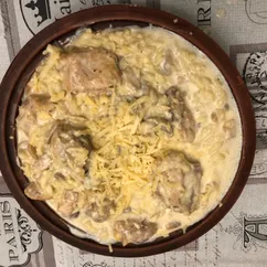 Курица в сливочном соусе с макаронами и сыром