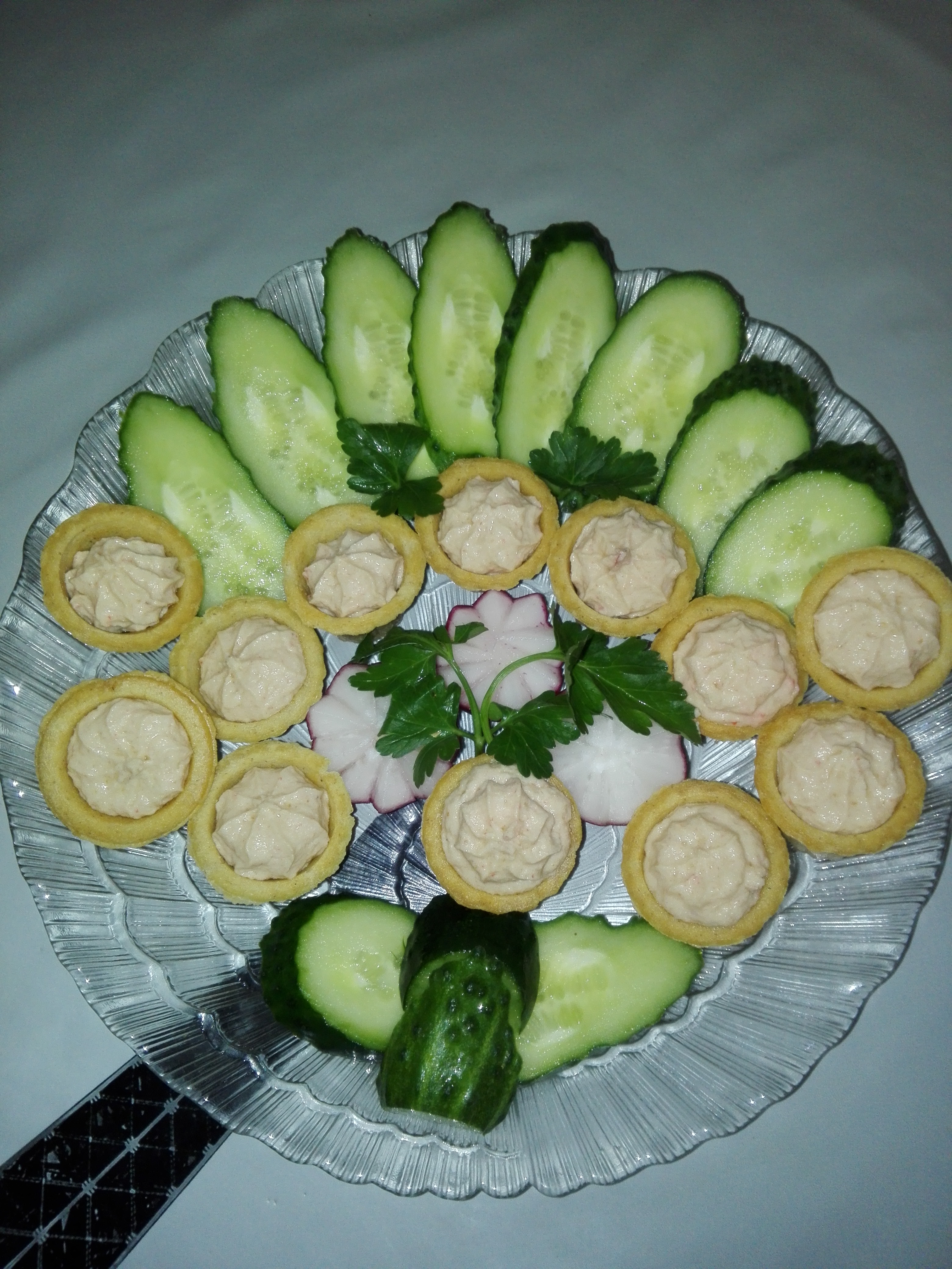 Тарталетки с печенью трески и крабовыми палочками