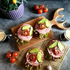 Завтрак - бутерброды с колбасой 🥪