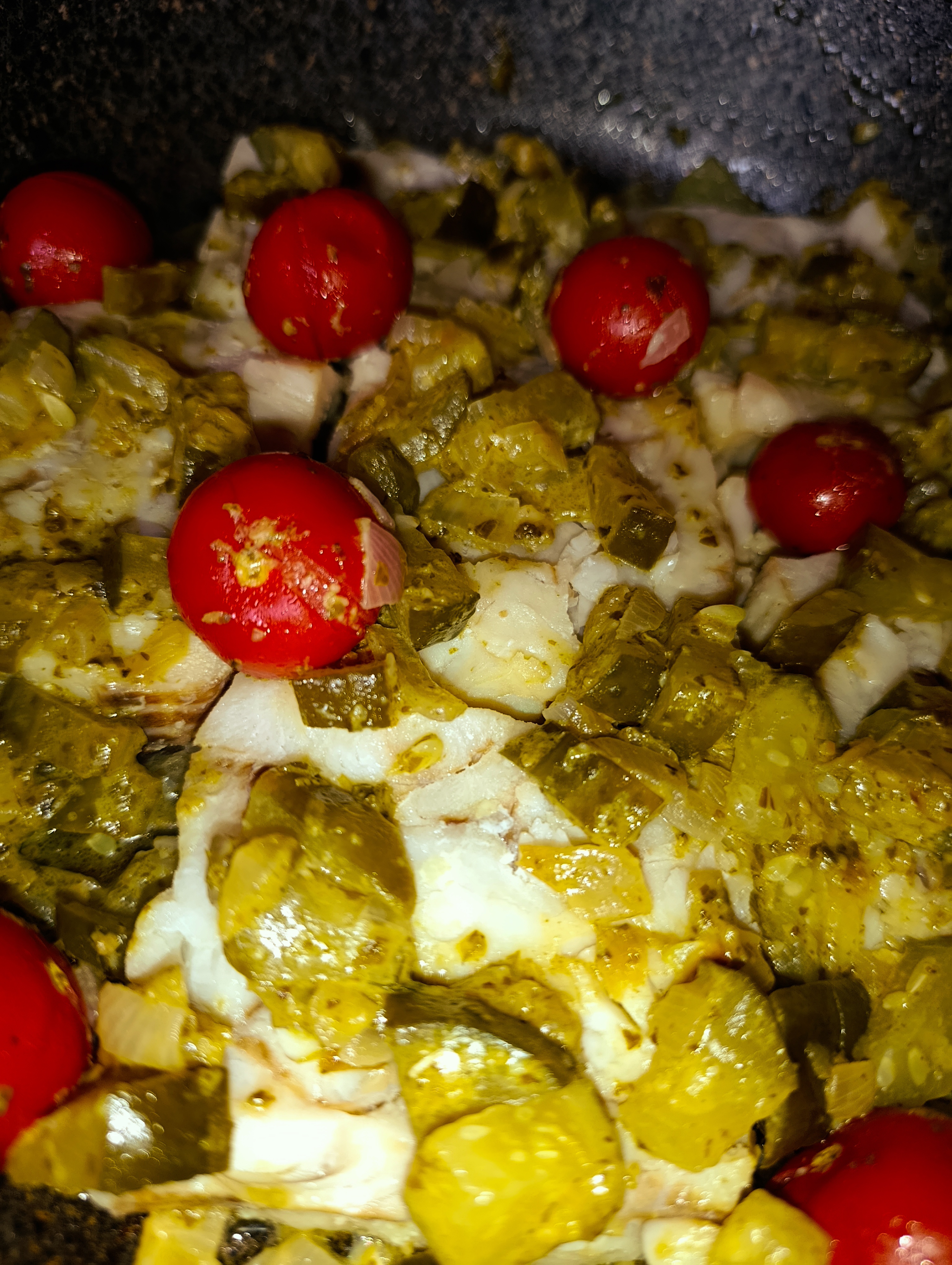 Филе минтая с соусом песто и помидорками черри