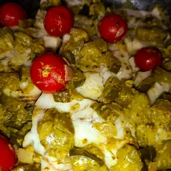 Филе минтая с соусом песто и помидорками черри