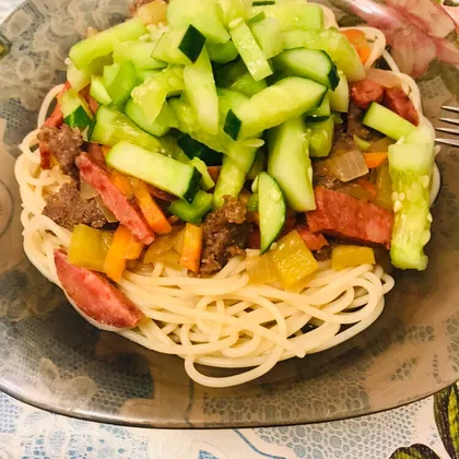 Спагетти с фаршем и колбасой