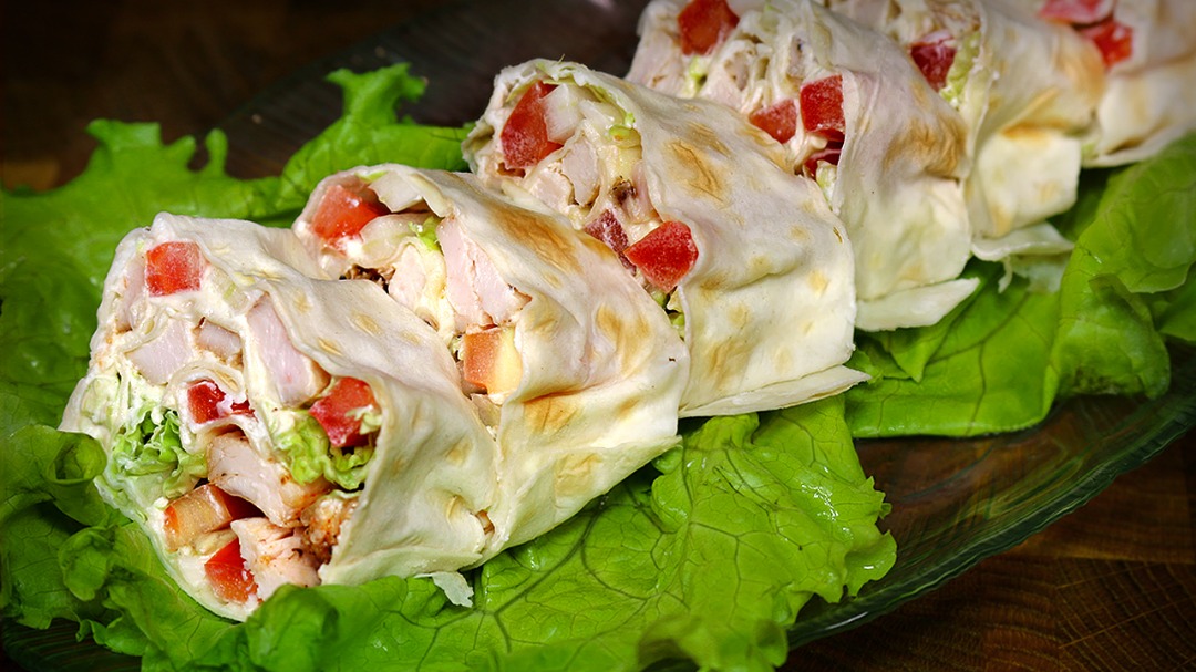 Рулетики из лаваша с овощами и куриной грудкой