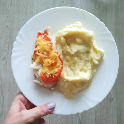 Курица запечённая в духовке с помидором и сыром