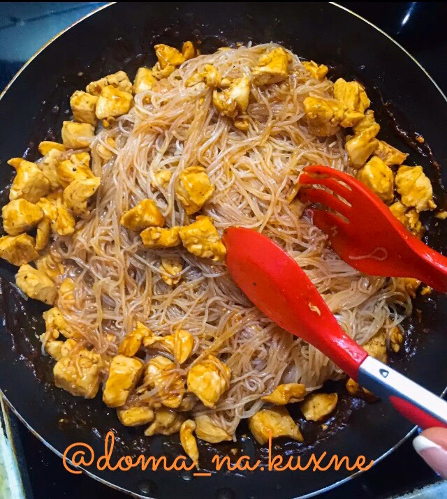 Индейка 🦃 в томатно-соевом соусе с фунчозой🍝