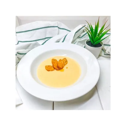 Нежный сливочно-сырный суп с острым маслом и хрустящими сухариками