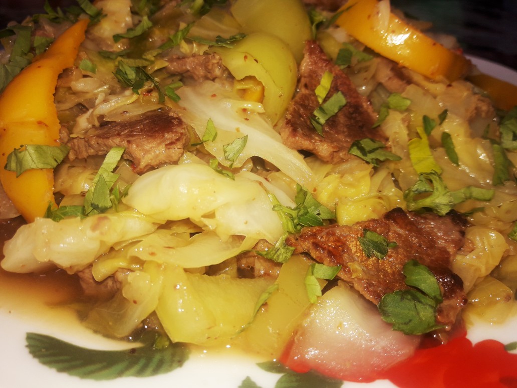 Жаренное мясо с капустой и болгарским перцем
