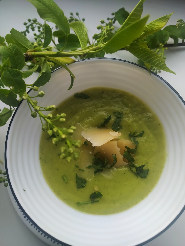 Пикантный суп-пюре из цукини и зелёного горошка