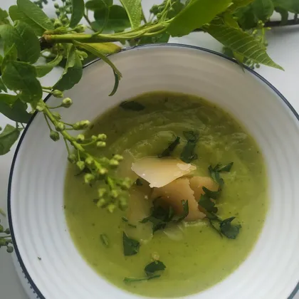 Пикантный суп-пюре из цукини и зелёного горошка