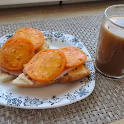 Бутерброд с жёлтыми помидорами 🙃