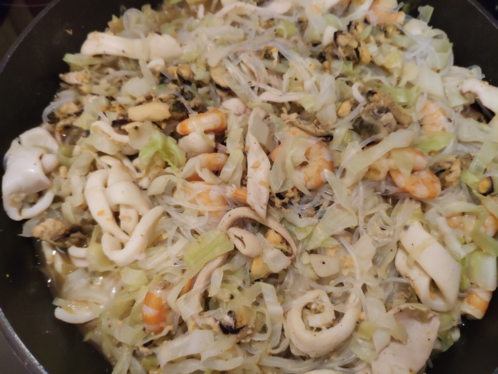 Морепродукты с фунчозой и капустой