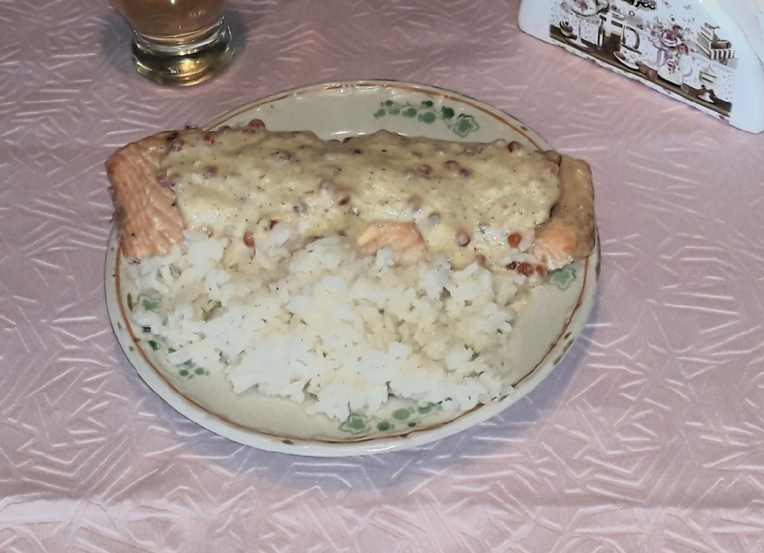 Запеченный лосось со сливочным соусом