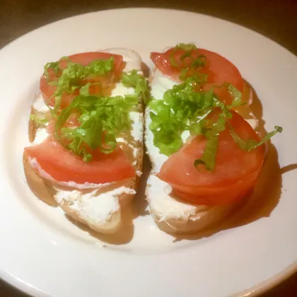 Бутерброд с творожным сыром «Альметте» и томатами