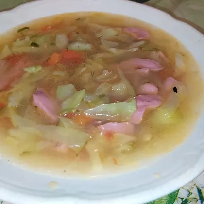 Капустный суп с яблоком и сосисками
